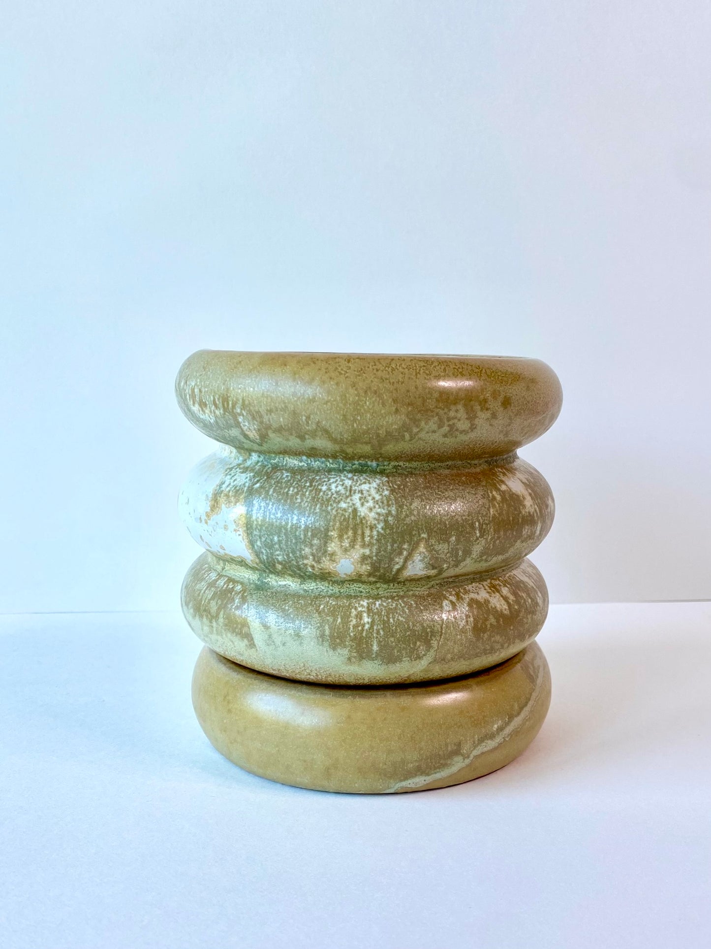 ringed planter with saucer