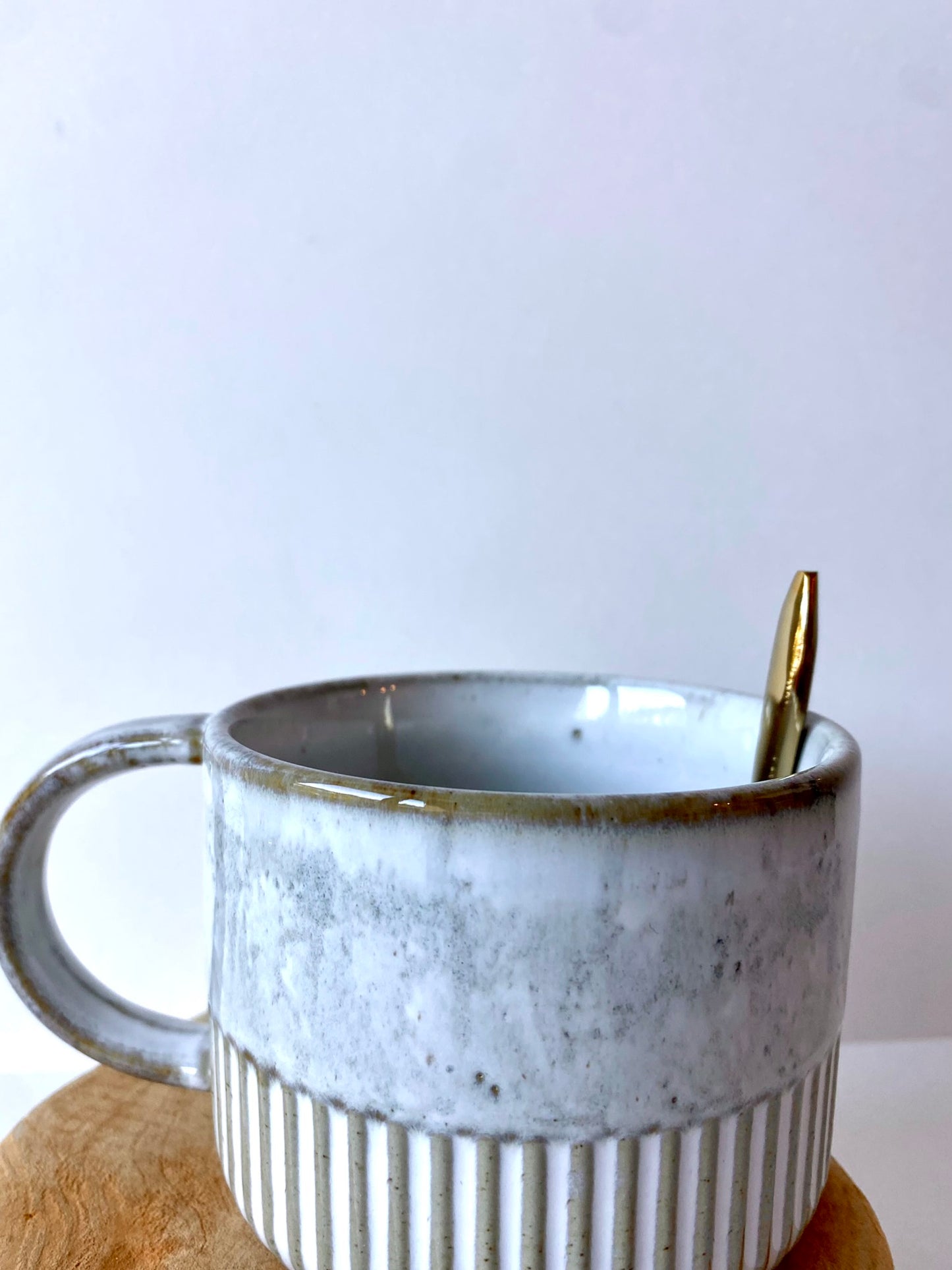 stoneware mug with crimped bottom
