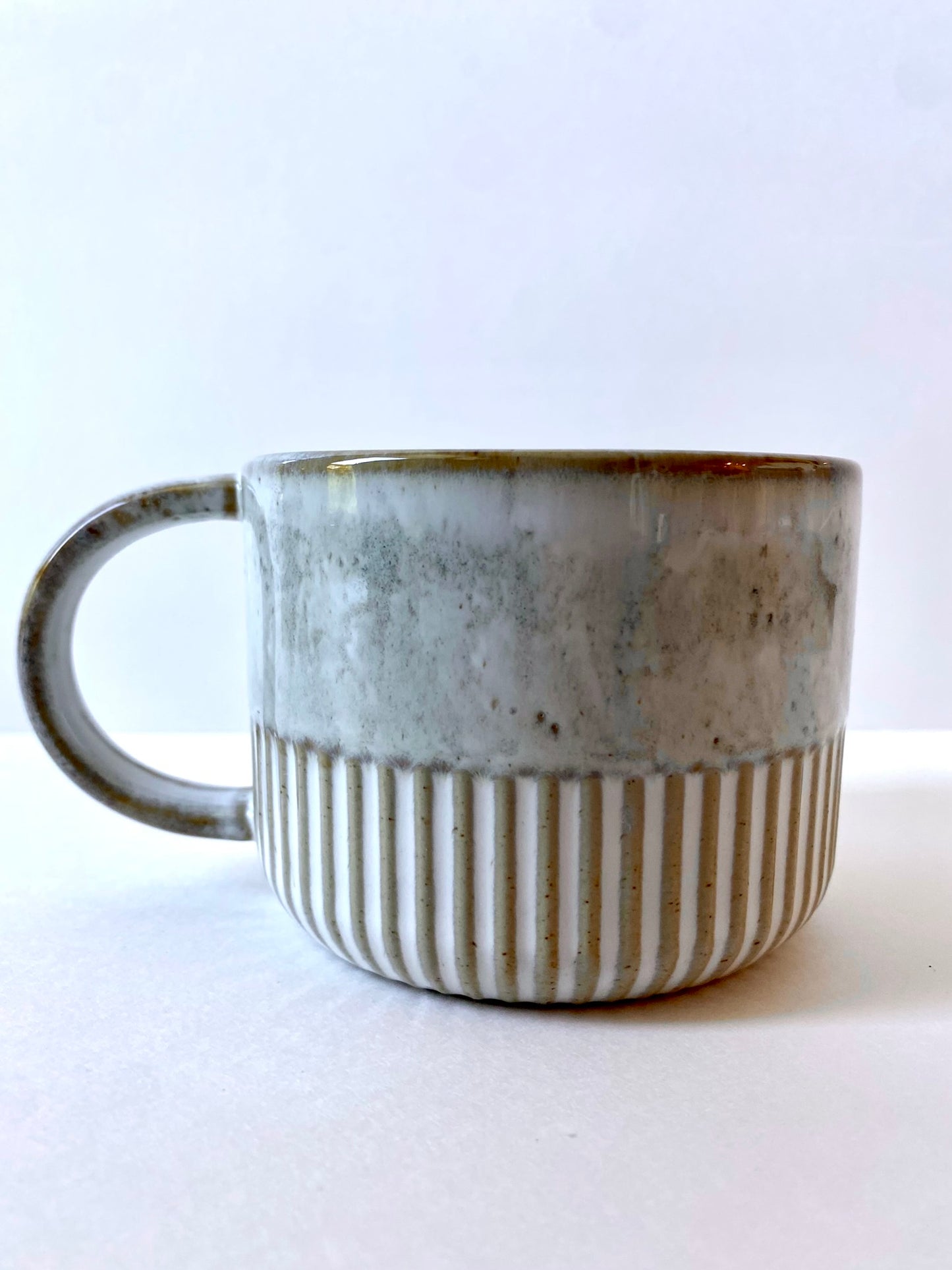 stoneware mug with crimped bottom