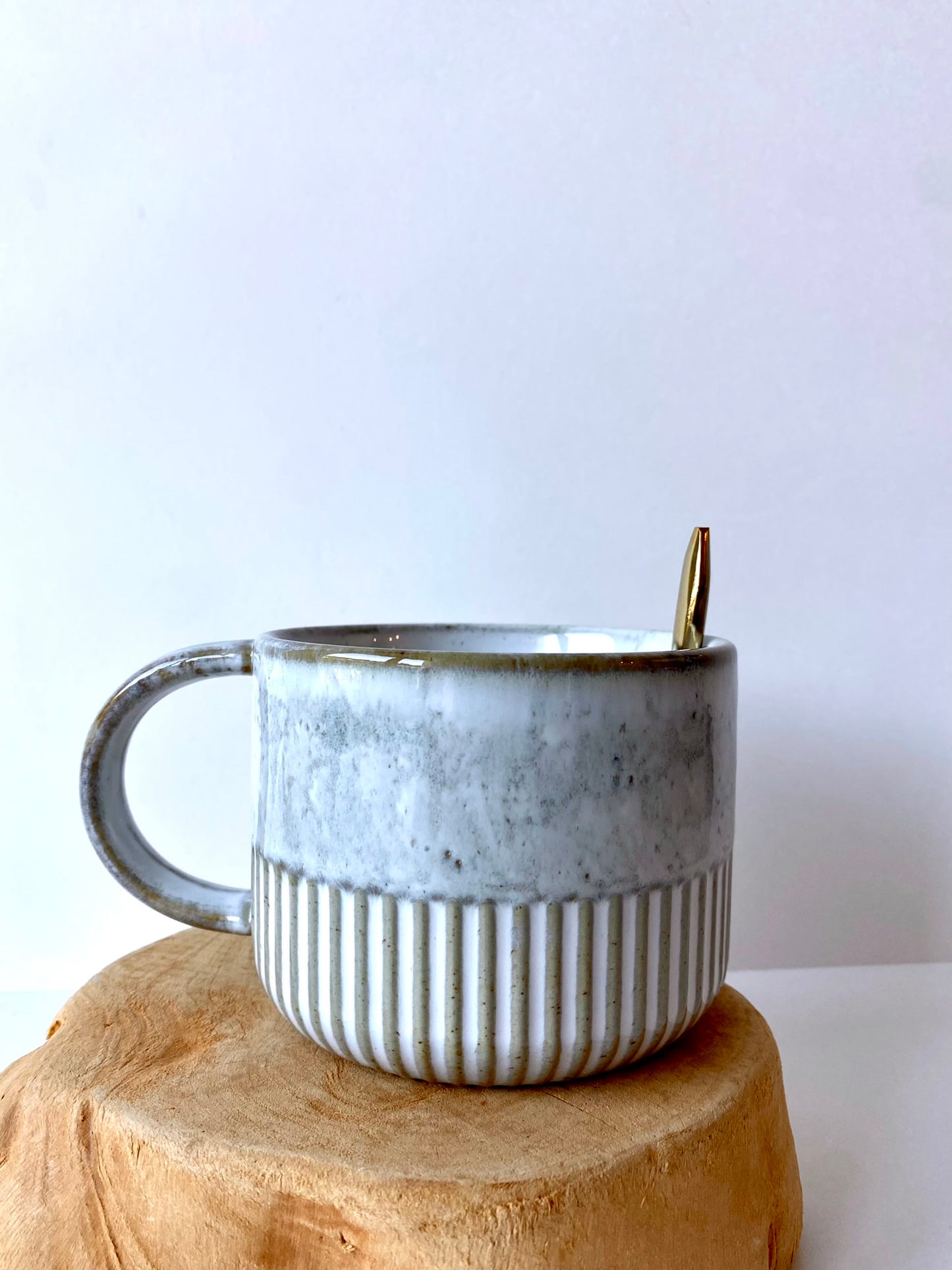 stoneware mug with crimped bottom