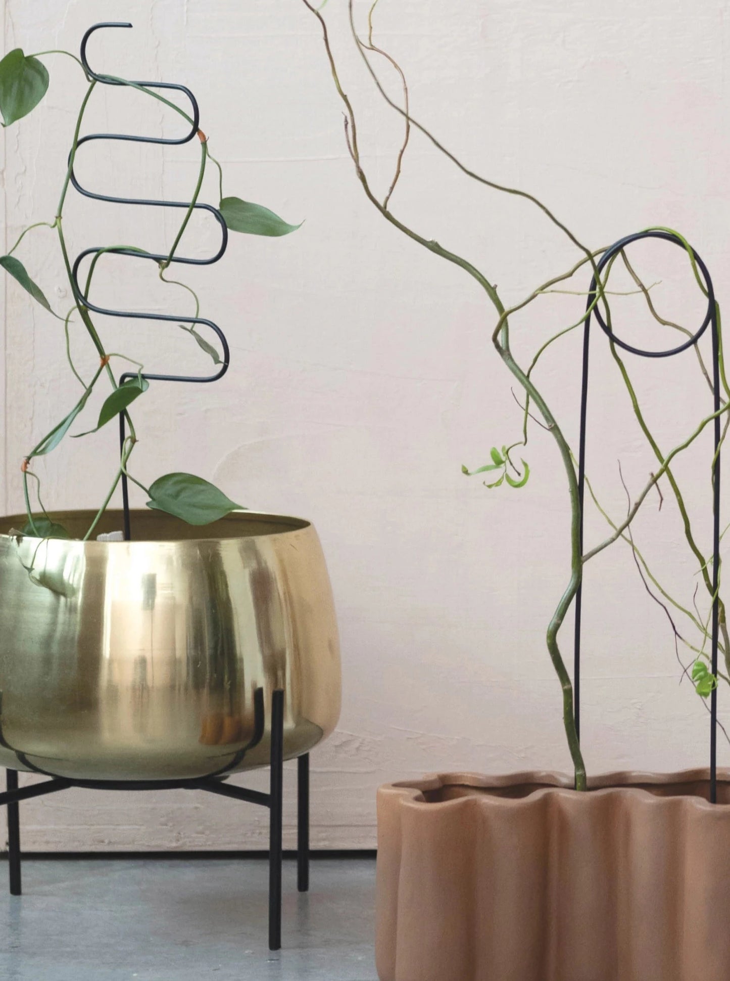 round metal planter with stand